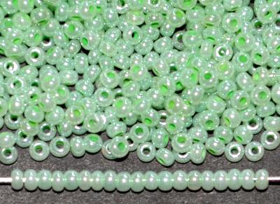 Rocailles von Ornella Preciosa Tschechien,
 grün ceylon (Perlmuttglanz)