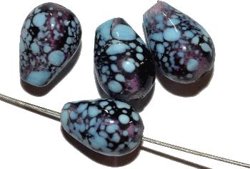 Wickelglasperle Tropfen violett mit aufgeschmolzenen hellblauen Glasstückchen um 1940 in Böhmen von Hand gefertigt