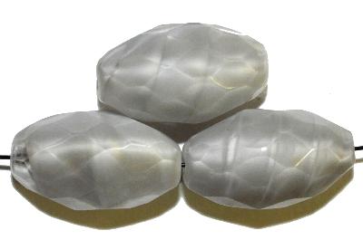 Glasperlen geschliffen,
 Oliven aus Perlettglas hellgrau,
 hergestellt in Gablonz / Tschechien