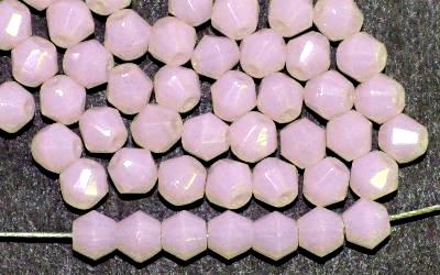 geschliffene Glasperlen bicon, blassrosa Opalglas,  hergestellt in Gablonz / Tschechien,