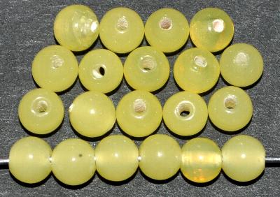 Wickelglasperlen, Alabasterglas gelb uranium,
 in den 1930/1940 Jahren in Gablonz/Böhmen von Hand gefertigt