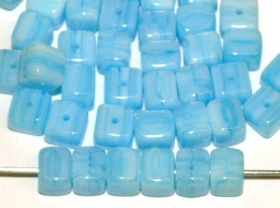 Glasperlen Würfel
 hellblau opak marmoriert,
 hergestellt in Gablonz
