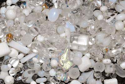 Glasperlen Mix in weiß und hellen Tönen,
 500 bis 1000 St. in verschiedenen Größen und Formen. Menge je nach Zusammensetzung der Mischung. Hergestellt in Gablonz / Tschechien