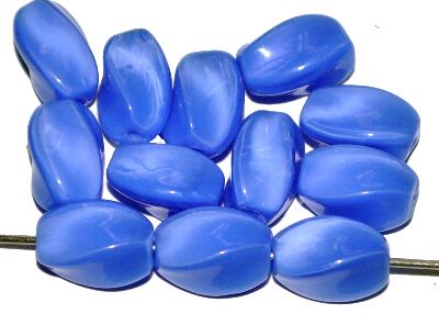 Glasperlen getwistet,
 Perlettglas mittelblau,
 hergestellt in Gablonz / Tschechien