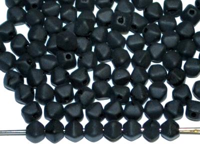 Glasperlen Doppelpyramide,
 schwarz mattiert,
 hergestellt in Gablonz / Tschechien