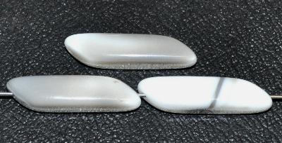 Glasperlen Nuggets, weiß grau opak, hergestellt in Gablonz / Tschechien