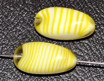 Glasperlen Nuggets, Mischglas weiß kristall gelb gestreift, hergestellt in Gablonz / Tschechien