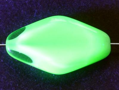 Glasperlen rautenform, Uranglas, leuchten unter Schwarzlicht grünlich, hergestellt in Gablonz / Tschechien