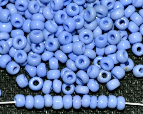 Rocailles ( Ponybeads ) um 1920/30 in 
 Gablonz/Böhmen hergestellt, 
 mittelblau opak (siouxblue)