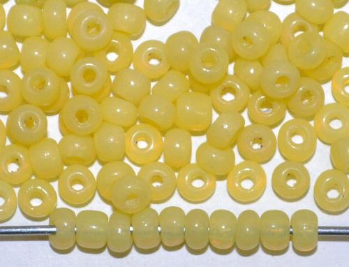 Rocailles ( Ponybeads ) um 1920 in Böhmen hergestellt, 
 alabastergelb (greasy yellow)