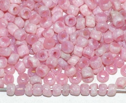 Rocailles ( Ponybeads ) um 1900 von der Firma Salvadori in Frankreich hergestellt,
 Alabasterglas rosa mit Snowflake finish,