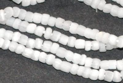 3-Cutbeads in den1920/30 Jahren in Gablonz/Böhmen hergestellt,
 Satinglas weiß