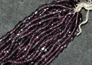 3-Cutbeads
 in den1920/30 Jahren in Gablonz/Böhmen hergestellt
 french violett