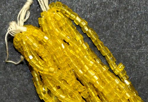 3-Cutbeads in den1920/30 Jahren in Gablonz/Böhmen hergestellt, 
 gelb transparent mit lüster