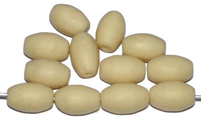 Glasperlen Oliven,
 1920/30 in Gablonz/Böhmen hergestellt,
 beige opak mattiert