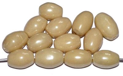 Glasperlen Oliven,
 1920/30 in Gablonz/Böhmen hergestellt,
 beige opak mit lüster