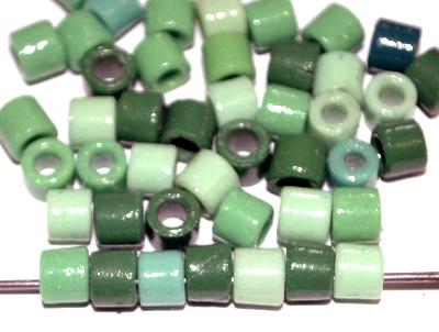 Glasperlen ( tilt-beads ) in den 1930/40 Jahren in Gablonz/Böhmen hergestellt Farbmix grün opak