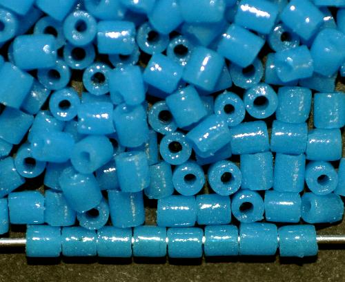 Glasperlen 2-cut Beads,
 Alabasterglas greasy Powderblue,
 in den 1910/20 Jahren in Gablonz/Böhmen hergestellt 
 
 