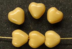 Glasperlen Herzen hellbraune opak, hergestellt in Gablonz / Tschechien