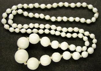 Perlenkette in Gablonz hergestellt. Zum Kriegsende 1945 versteckt, wurden diese Ketten jetzt nach über 60 Jahren wiederentdeckt. Im Orginalzustand belassen. Ein Leckerbissen für Sammler oder als Fundgrube für die Schmuckgestaltung.