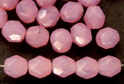 facettierte Glasperlen
 rosa opal,
 hergestellt in Gablonz / Tschechien