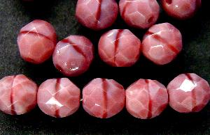 facettierte Glasperlen violettrot opak, hergestellt in Gablonz / Tschechien