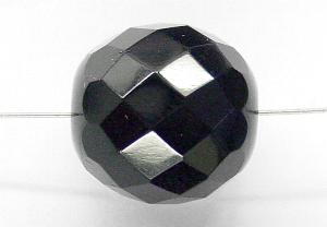 facettierte Glasperlen schwarz opak, hergestellt in Gablonz / Tschechien