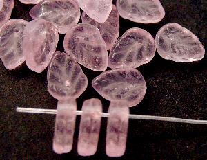 Glasperlen Blätter 
 rosa transp.,
 hergestellt in Gablonz / Tschechien