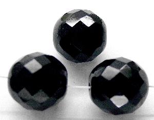 facettierte Glasperlen schwarz opak, hergestellt in Gablonz / Tschechien