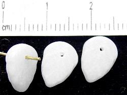 Glasperlen Blätter 
 alabaster weiß,
 hergestellt in Gablonz / Tschechien
