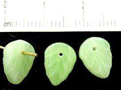 Glasperlen Blätter 
 alabaster grün,
 hergestellt in Gablonz / Tschechien