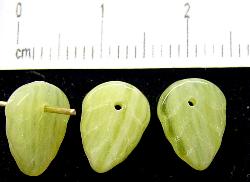 Glasperlen Blätter 
 Alabasterglas olivgrün,
 hergestellt in Gablonz / Tschechien