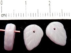 Glasperlen Blätter
 zart violett opak,
 hergestellt in Gablonz / Tschechien