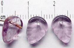 Glasperlen Blätter 
 french violett transp.,
 hergestellt in Gablonz / Tschechien