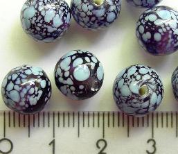 violette Wickelglasperle mit aufgeschmolzenen hellblauen Glasstückchen um 1940 in Böhmen von Hand gefertigt