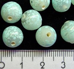 milchige Wickelglasperle mit aufgeschmolzenen hellblauen Glasstückchen um 1940 in Böhmen von Hand gefertigt
