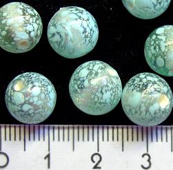 Wickelglasperle  mit aufgeschmolzenen hellblauen Glasstückchen um 1940 in Böhmen von Hand gefertigt