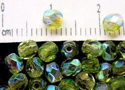facettierte Glasperlen
 hellgrün transp. mit AB,
 hergestellt in Gablonz / Tschechien